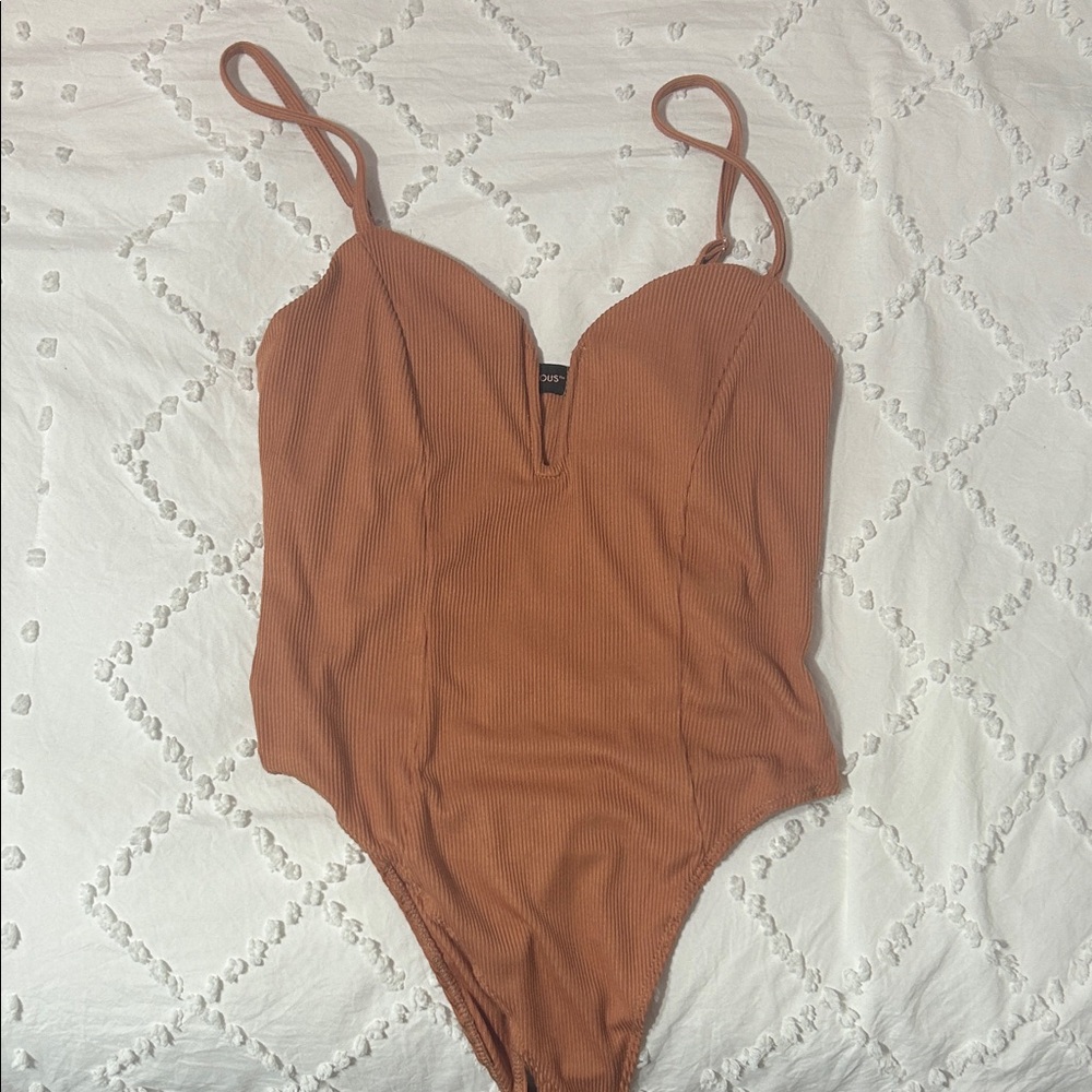 Almost Famous women’s Bodysuit in Warm Tan